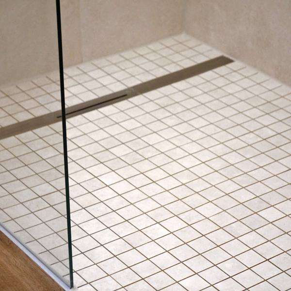 Mosaikmatte weiß in Duschtasse